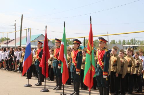 Зәйнең Мирный бистәсендә Ватанны саклаучыларга һәйкәл ачылудан фоторепортаж