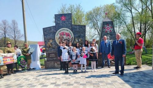 Урта Багражда үткән митингта үз геройларына мемориаль такта  ачылды