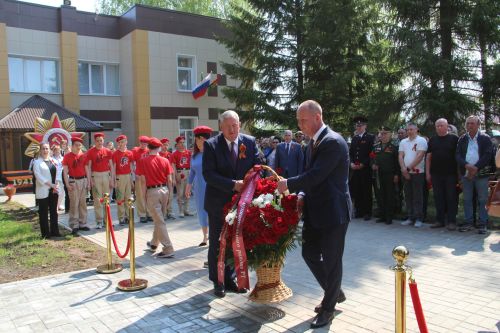 Зәйнең Мирный бистәсендә Ватанны саклаучыларга һәйкәл ачылудан фоторепортаж