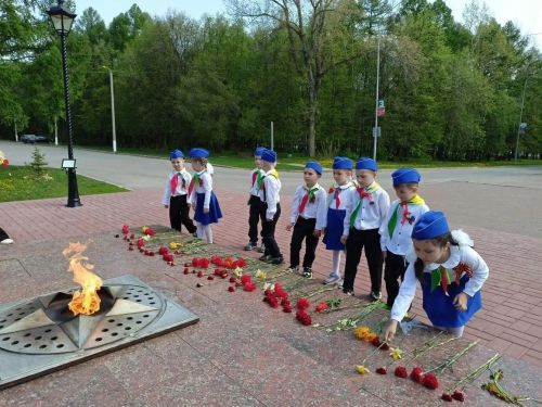 В Заинске юные инспекторы движения почтили память героев: акция «Помним, гордимся, благодарим!» тронула сердца горожан
