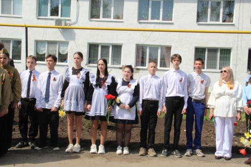 Зәйнең Мирный бистәсендә Ватанны саклаучыларга һәйкәл ачылудан фоторепортаж