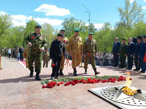 Тантаналы митингта батырларга дан җырланды