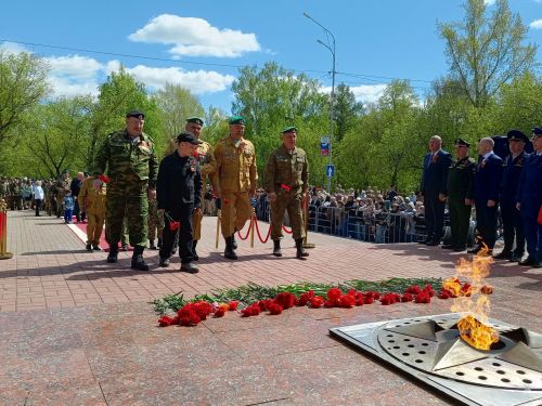 Тантаналы митингта батырларга дан җырланды
