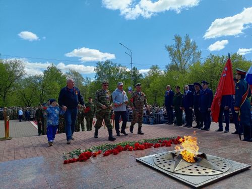 Тантаналы митингта батырларга дан җырланды