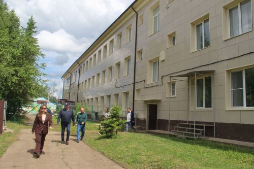 В Заинске проверили, как возводят Дворец единоборств и благоустраивают дворы