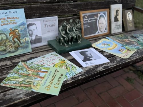 В Заинске прошла библиотечная акция «С книгой на скамейке», посвящённая творчеству Габдуллы Тукая