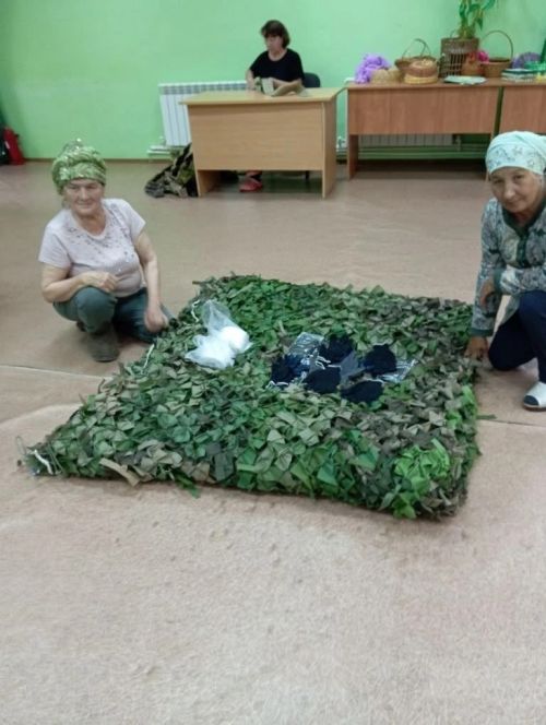 Сармашбаш апалары һәр көн эшкә барган кебек маскировка челтәре үрергә йөри