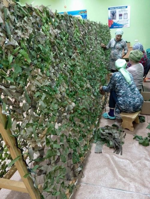 Сармашбаш апалары һәр көн эшкә барган кебек маскировка челтәре үрергә йөри