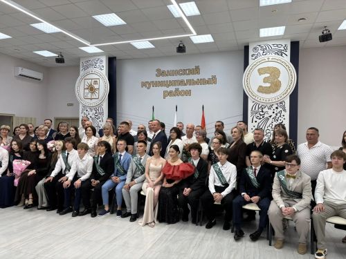 В ДК «Энергетик» состоялось торжественное вручение аттестатов выпускникам школы № 3