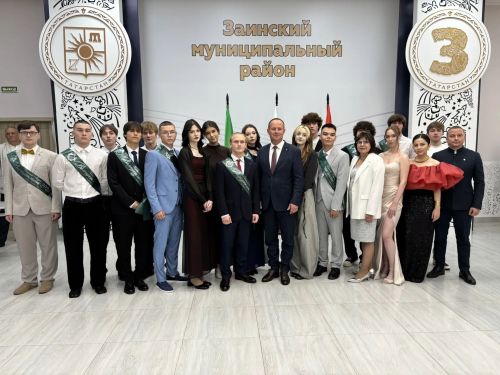 В ДК «Энергетик» состоялось торжественное вручение аттестатов выпускникам школы № 3