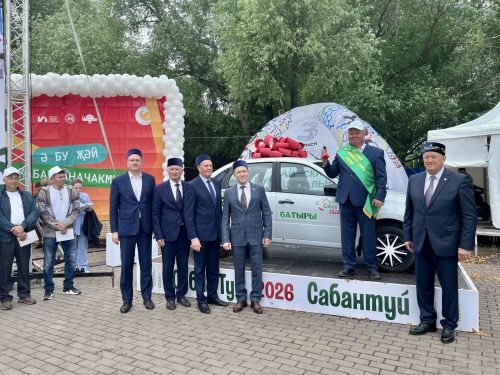 В Заинске на Сабантуе батыр весеннего сева получил ключи от нового автомобиля
