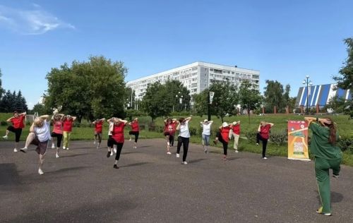 Зәйдә ял паркында иртәнге зарядка ясыйлар