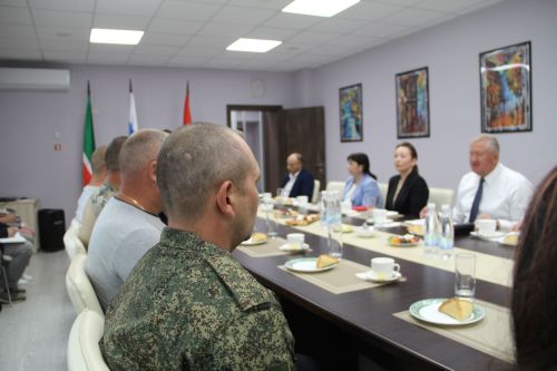 В Заинске глава района встретился с защитниками, вернувшимися домой