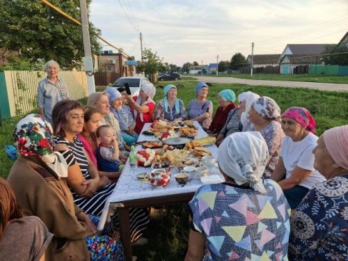 Жители села Сармашбаш обрались на праздник соседей с чаепитием и песнями