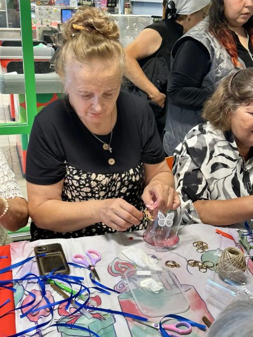 Заинские пенсионеры создали сувениры из смолы и подарили вторую жизнь пластику