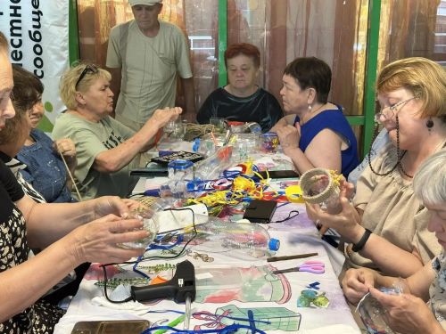 Заинские пенсионеры создали сувениры из смолы и подарили вторую жизнь пластику