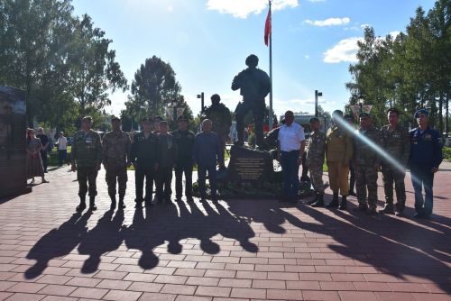 Рустам Минниханов возложил цветы к мемориалу героям в Заинске