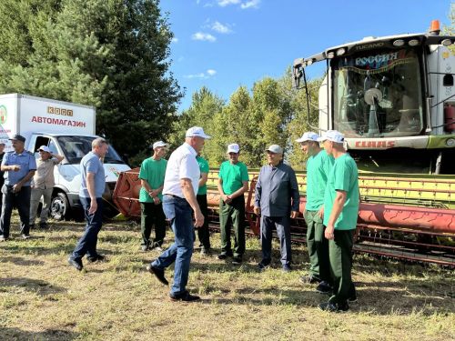 Рустам Минниханов проинспектировал уборочную кампанию в Заинском районе