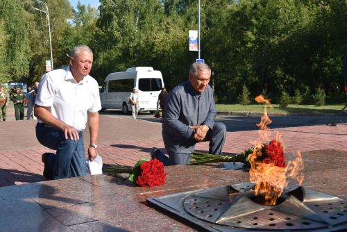 Рустам Минниханов возложил цветы к мемориалу героям в Заинске