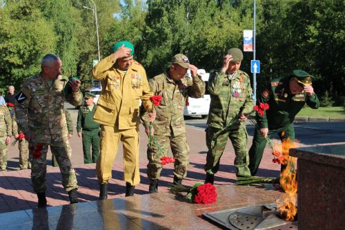 Татарстан Рәисе геройларны искә алды: Рөстәм Миңнеханов Зәйдәге яңа мемориалга чәчәкләр салды