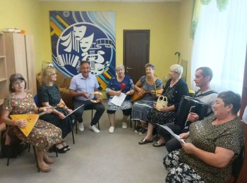 В ГДК Мирного прошла музыкальная завалинка «Родные напевы» с гармонью и частушками