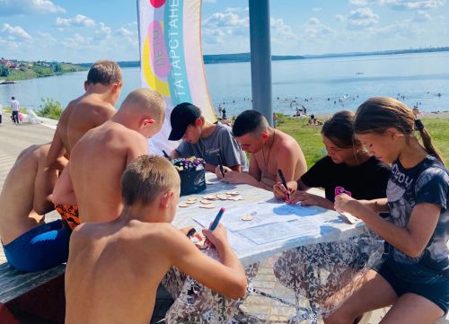 На набережной города прошёл летний мастер-класс по оформлению брелков