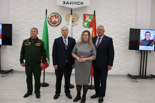 Зәйдә махсус хәрби операциядә һәлак булган геройларның гаиләләренә дәүләт бүләкләре тапшырылды