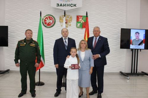Государственные награды вручили родственникам восьми погибших военнослужащих в Заинске