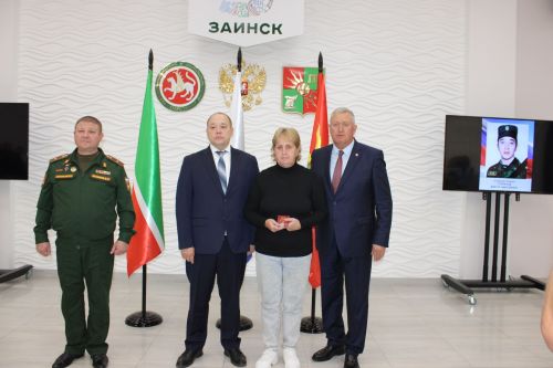 Зәйдә махсус хәрби операциядә һәлак булган геройларның гаиләләренә дәүләт бүләкләре тапшырылды