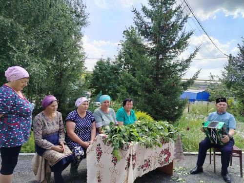Гармун моңы белән үрелгән истәлекле кичә: Пәнәчедә себерке бәйләделәр