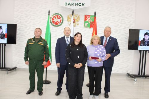 Государственные награды вручили родственникам восьми погибших военнослужащих в Заинске