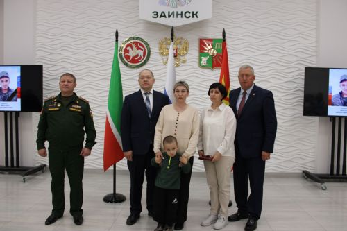 Государственные награды вручили родственникам восьми погибших военнослужащих в Заинске