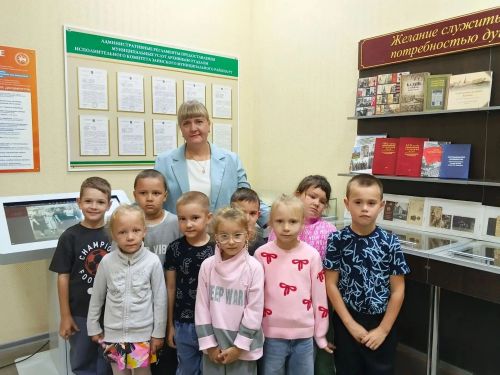 Тарих дөньясына экскурсия: Зәй балалары архивның нәрсә икәнен белделәр