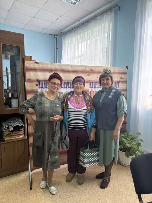 Югары Шепкәдә волонтерларны Мәлемнән Разия апа хөрмәтләде