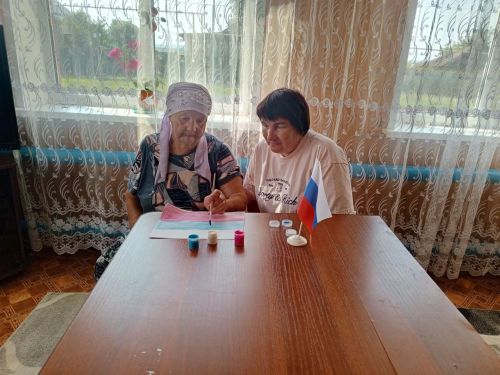 В КЦСОН «Радость» прошли мероприятия ко Дню флага России