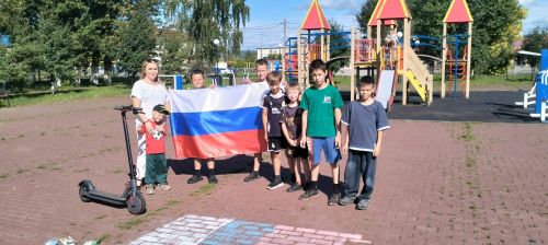 В парке Мирный нарисовали флаг России мелками