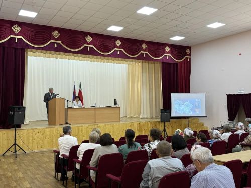 Түбән Биштә авылны үстерү мәсьәләләре турында сөйләштеләр һәм бүләкләр тапшырдылар
