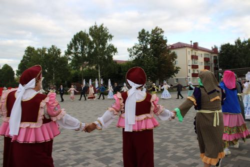 «Хезмәт һәм батырлык» фестивале: Зәйдә хезмәт кешеләрен хөрмәтләделәр