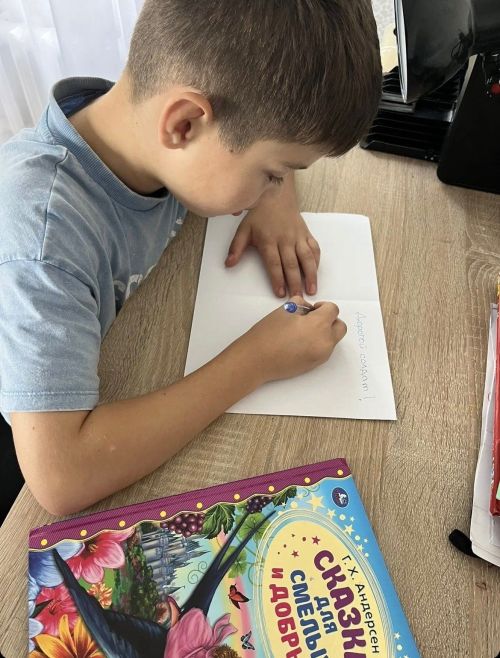 Зәйнең 5нче мәктәбе укучылары хәрби абыйларына хатлар яза
