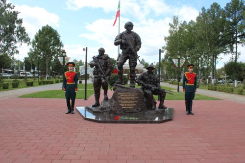 Зәйдә Республика көнендә яңа мемориал янында геройларны искә алдылар