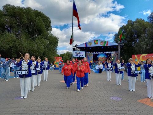 Хезмәт кешеләренә дан җырланды