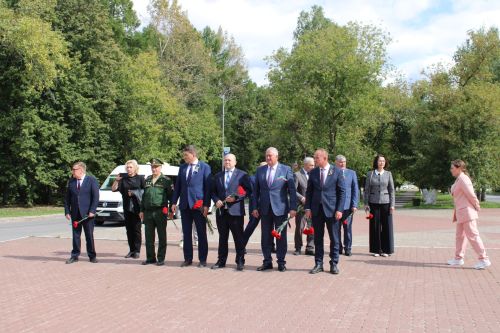 Зәйдә Республика көнендә яңа мемориал янында геройларны искә алдылар