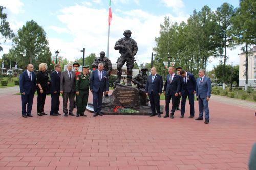 Зәйдә Республика көнендә яңа мемориал янында геройларны искә алдылар