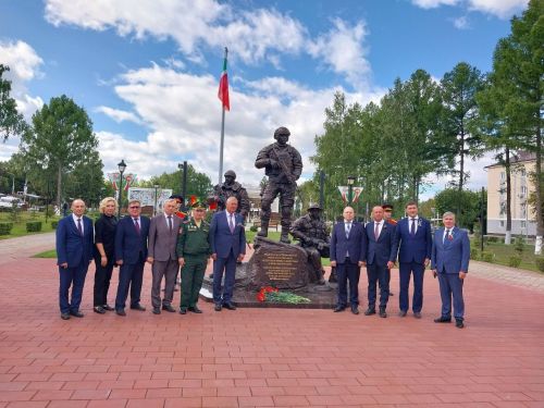 Зәйдә Республика көнендә яңа мемориал янында геройларны искә алдылар