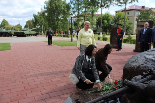 Зәйдә Республика көнендә яңа мемориал янында геройларны искә алдылар