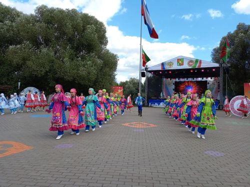 Хезмәт кешеләренә дан җырланды