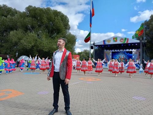 Хезмәт кешеләренә дан җырланды
