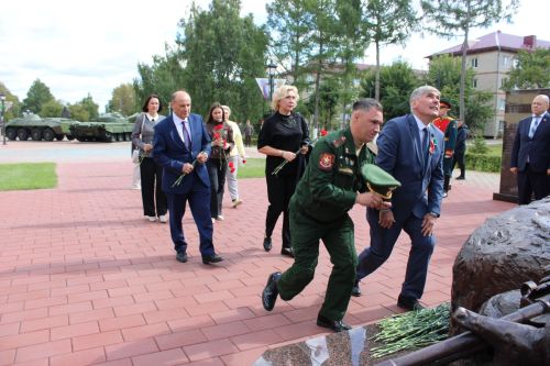Зәйдә Республика көнендә яңа мемориал янында геройларны искә алдылар