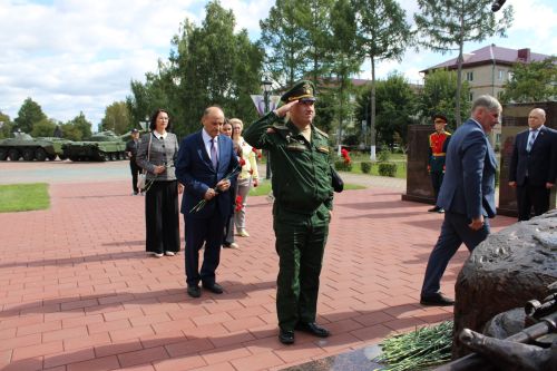 Зәйдә Республика көнендә яңа мемориал янында геройларны искә алдылар