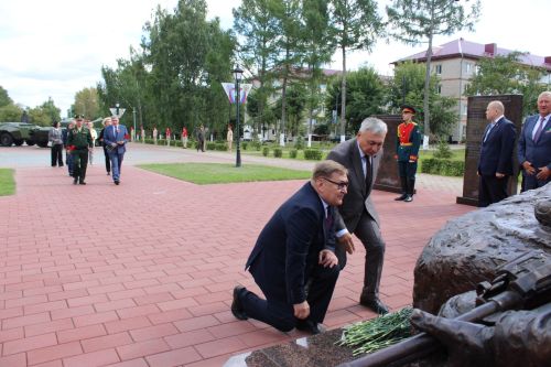 Зәйдә Республика көнендә яңа мемориал янында геройларны искә алдылар